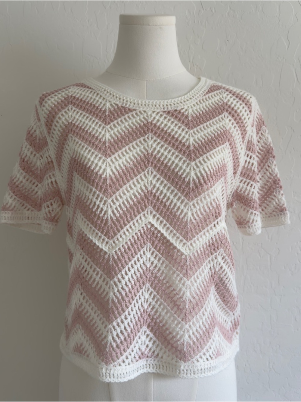 Laundry by Shelli Segal Open Knit Chevron Top in Dusty Rose and White